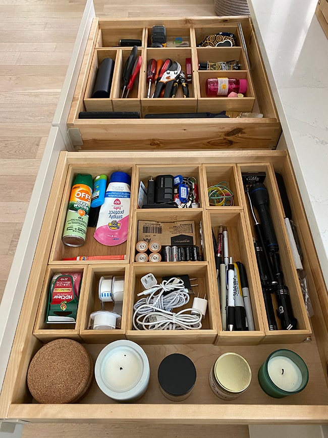 This DIY spice drawer organizer is exactly what your kitchen needs.  #kitchenorganizationideas