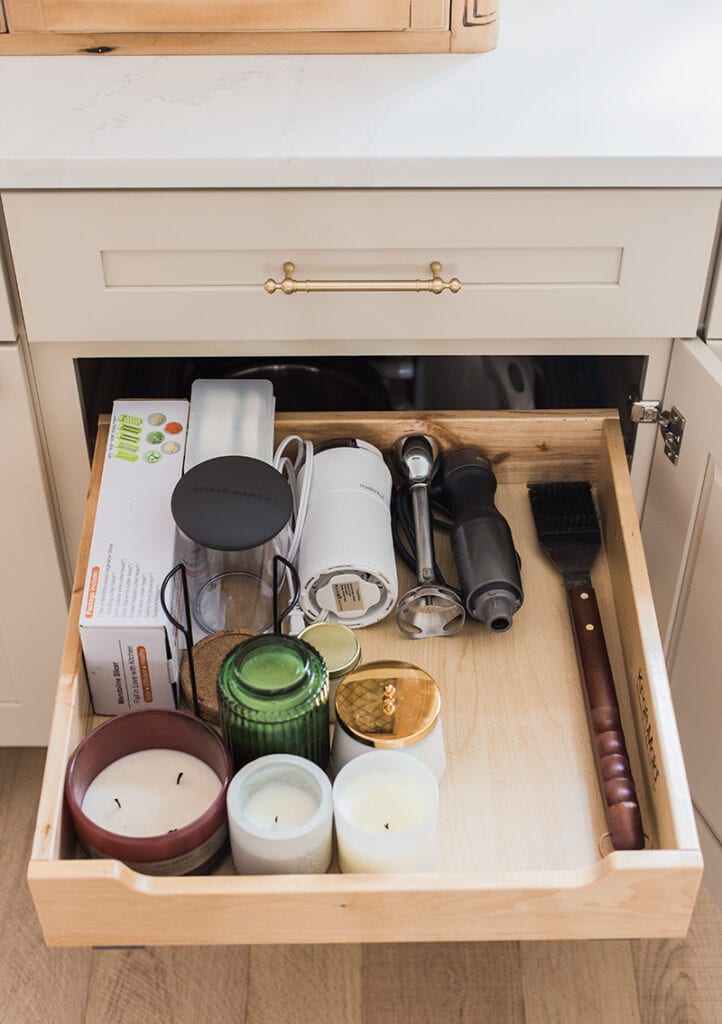 25 Modern Ideas to Customize Kitchen Cabinets, Storage and Organization   Modern kitchen design, Custom kitchen cabinets, Kitchen drawer organization