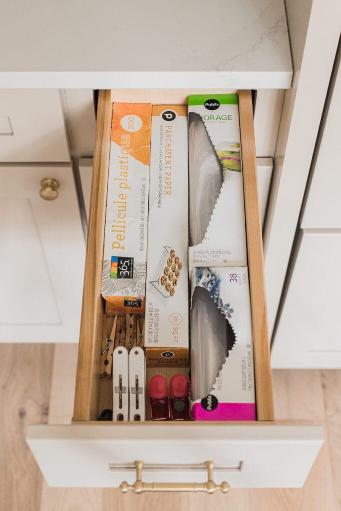 HOW WE ORGANIZED OUR KITCHEN DRAWERS AND CABINETS STORY - Jenna